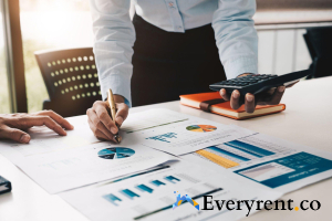 rental-agent-doing-analysis-8-common-misconceptions-landlords-have-about-hiring-a-property-rental-agent-in-singapore-property-rental-agent-everyrent-singapore