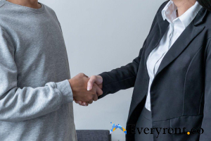 rental-agent-handshaking-with-client-8-common-misconceptions-landlords-have-about-hiring-a-property-rental-agent-in-singapore-property-rental-agent-everyrent-singapore
